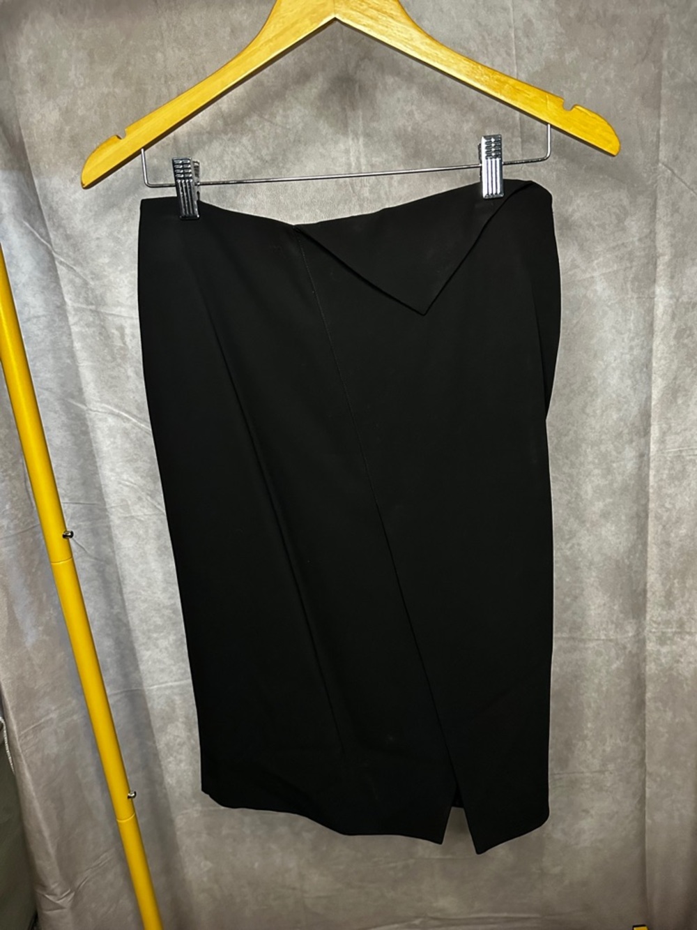 Giorgio Armani Black Wool Skirt Super 150’s Made in Italy Sz 40
